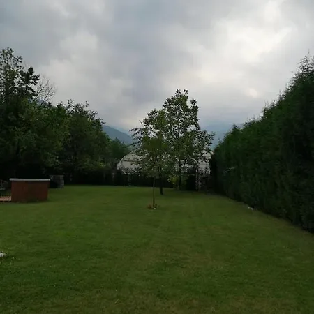빌라 Azra